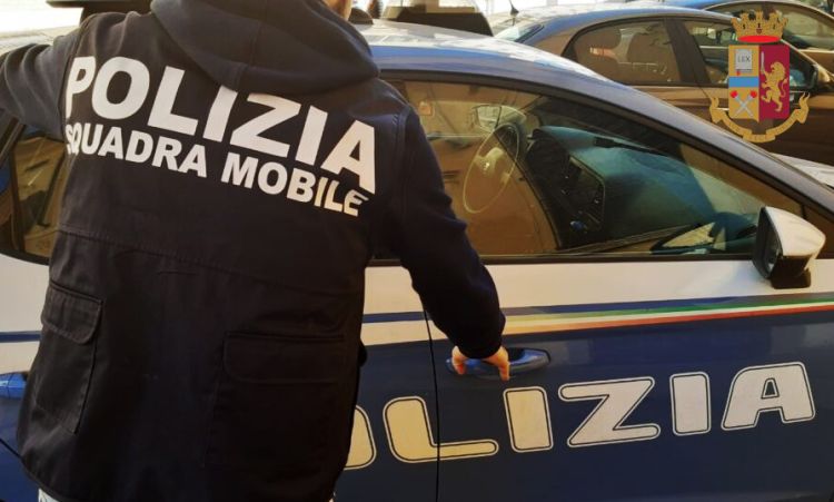 Rifiutano di pagare il conto, interviene la Polizia: feriti due agenti