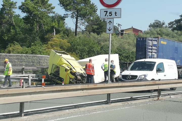 Camion perde un blocco di marmo, colpita la cabina di guida: autista miracolosamente illeso