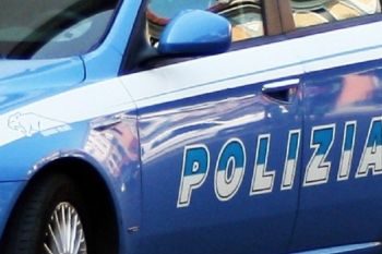 Si recano a casa sua per notificargli un provvedimento, la madre insulta e minaccia i poliziotti