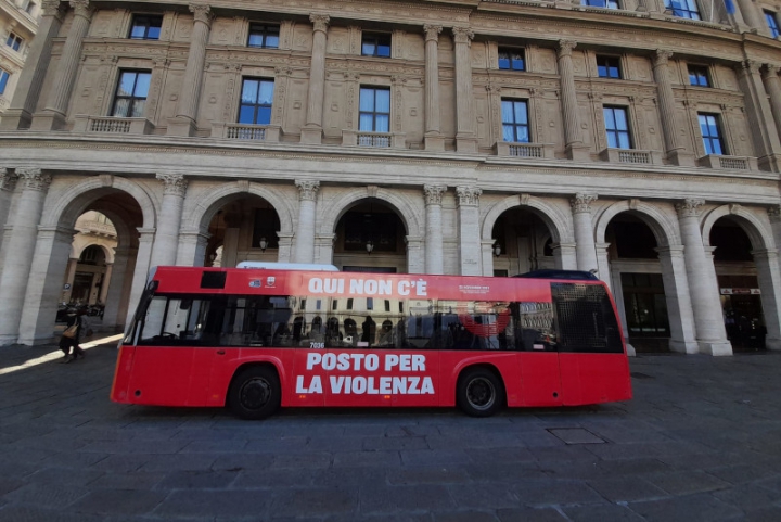 Bus brandizzato contro la violenza sulle donne