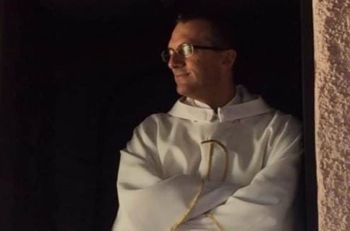 Don Giulio divide: schieramenti opposti sulla sospensione del parroco di Bonassola