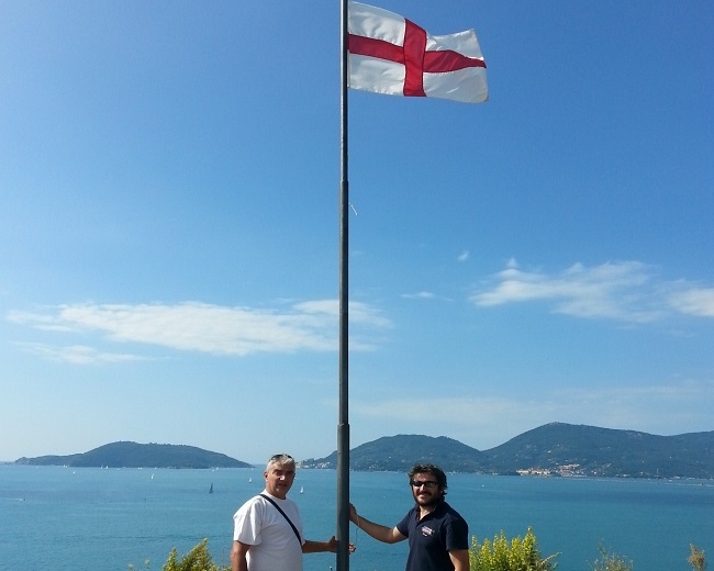 Lerici, sul castello sventola la bandiera di San Giorgio consegnata dalla SMMS