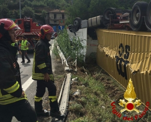 Tir si ribalta all&#039;uscita dal raccordo (foto)