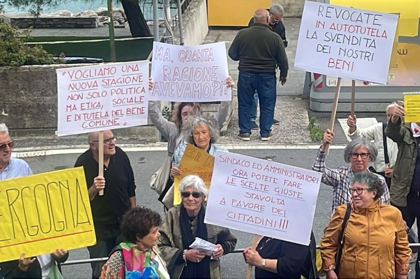 Manifestanti sotto al Comune di Porto Venere, tra richieste di cambio di passo e di dimissioni