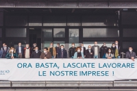 Lo striscione di Confcommercio: &quot;Ora basta, lasciate lavorare le nostre imprese!&quot;