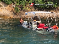 Gommone rischia di affondare, la Guardia Costiera salva le persone a bordo