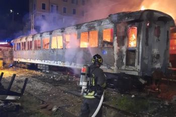 Nelle prime ore della notte incendio di una carrozza ferroviaria storica e un locomotore