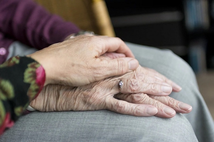 “Time to care”: Auser Liguria seleziona quattro giovani per supporto e assistenza agli anziani