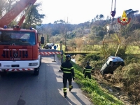 Sbanda con l&#039;auto e finisce in acqua, donna salvata dai Vigili del Fuoco