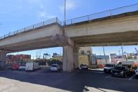 Caduta di calcinacci dal cavalcavia di Viale San Bartolomeo, chiuso il parcheggio di Via del Molo