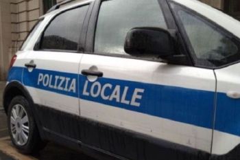 Non da la precedenza ai pedoni mentre viaggia su un motorino rubato, denunciato dalla Polizia Locale