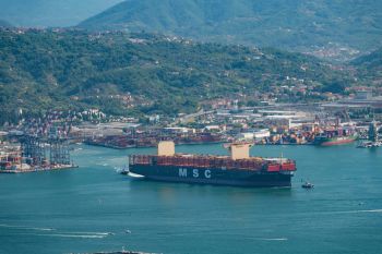 Nuovo record per LSCT: terminate con successo le operazioni sulla MSC Mastro, portacontainer tra le più grandi al mondo