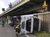 Tir si ribalta all&#039;entrata del raccordo, autista al pronto soccorso