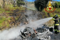 In fiamme un&#039;auto a Ceparana, l&#039;intervento dei Vigili del Fuoco