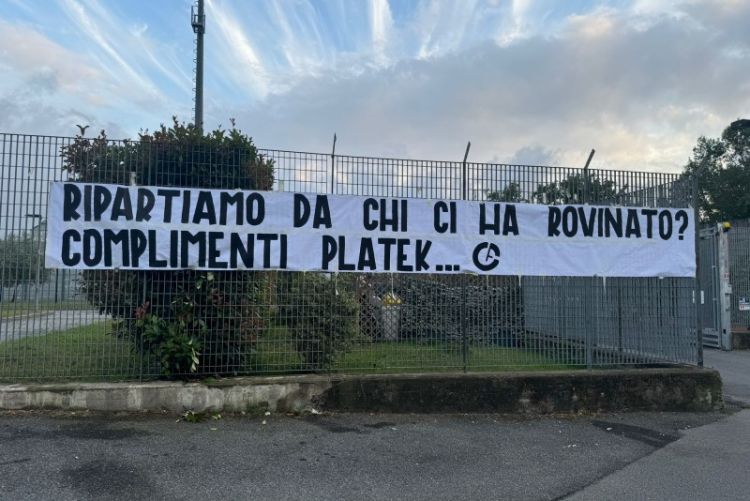 Spezia, striscione di protesta appeso da un gruppo di tifosi fuori dal Centro Sportivo &#039;Ferdeghini&#039;