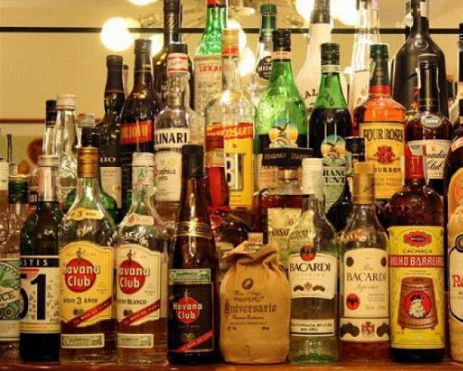 Alcol venduto abusivamente e prodotti contraffatti: sequestro in un grande magazzino