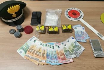 I Carabinieri cercano una pistola, trovano droga e soldi falsi