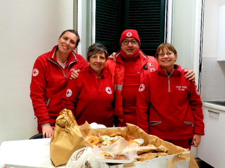 Emergenza freddo, i volontari della Croce Rossa al fianco dei senzatetto (foto)