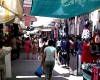 Mercato del giovedì nel centro storico di Sarzana (foto d&#039;archivio)