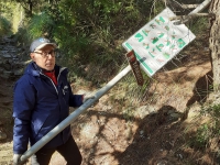 Vandali in azione sulla Palmaria: cartelli abbattuti e cancelli divelti (foto)