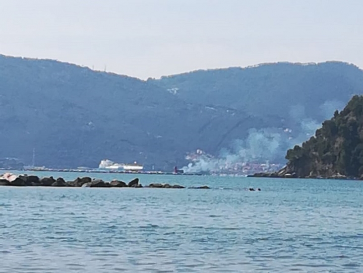 Di nuovo fiamme in diga, interviene la motobarca dei Vigili del Fuoco