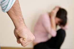 La moglie denuncia maltrattamenti subiti per quasi 20 anni, arrestato 50enne