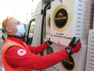 Decine di uova e colombe, così la Croce Rossa ringrazia i suoi volontari (foto)