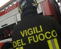 Incendio in un garage, appartamento soprastante invaso dal fumo