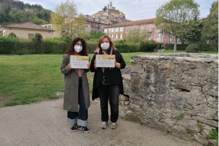 Assessori Camilla Monfroni e Sara Luciani con i cartelli app Flico