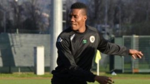 David Chidozie Okereke firma il suo primo contratto da professionista