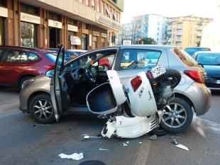 Rimane incastrato con lo scooter sotto ad un&#039;auto