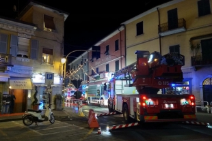 In fiamme tetto di una RSA nel centro di Sarzana