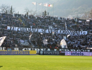 La Curva Ferrovia attacca e chiede rispetto