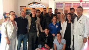 Natale in casa Spezia: DS, mister e squadra in visita al reparto di pediatria