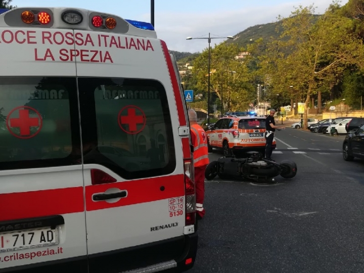 Frontale tra auto e scooter, ragazza di 33 anni in shock room