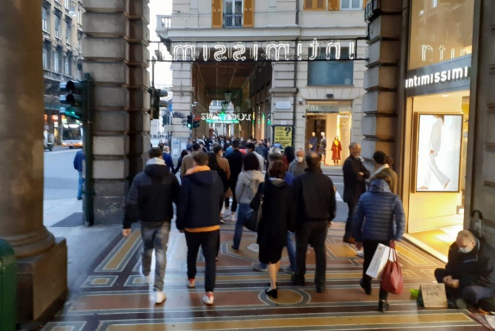 Le vie dello shopping affollate a Genova