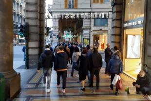 Le vie dello shopping affollate a Genova