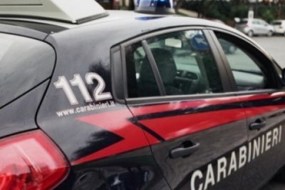 Sorpreso a frugare su un&#039;auto, aggredisce i proprietari colpendoli al volto per darsi alla fuga