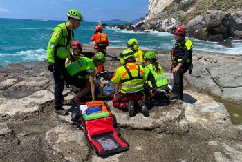 Finisce in mare e sbatte più volte contro gli scogli: ragazza soccorsa a Punta Bianca