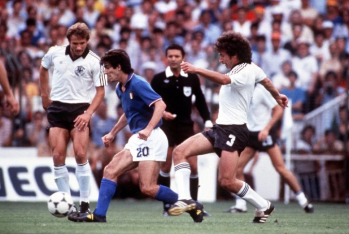 Paolo Rossi in azione durante la finale contro la Germania