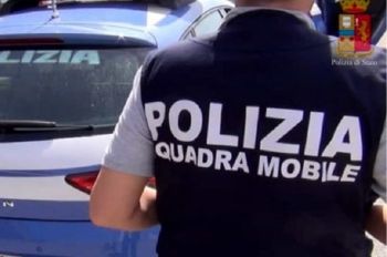 Arrestato dalla Polizia e portato in Questura, tenta di auto-lesionarsi