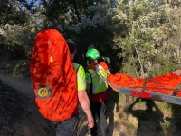 Terreno scivoloso per la pioggia, turista cade su un sentiero delle Cinque Terre