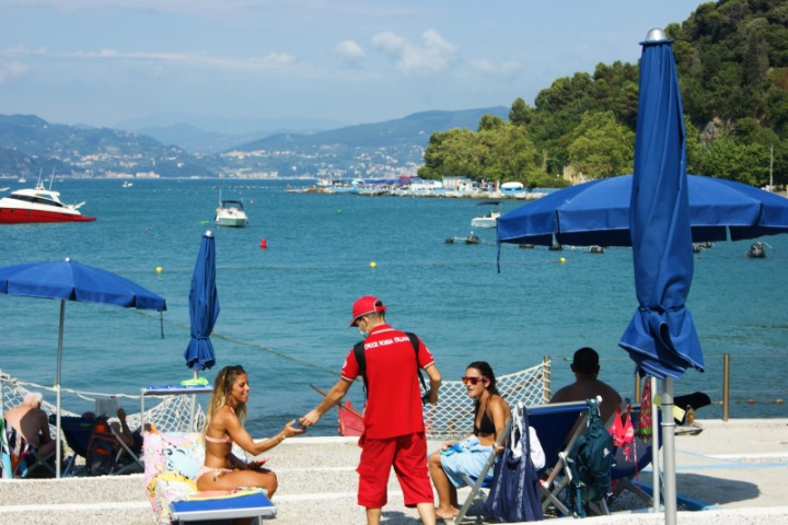 Croce Rossa, creme solari e portamozziconi distribuiti gratuitamente a turisti e bagnanti