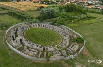 Un volo mozzafiato con i droni nell&#039;area archeologica di Luni (video)