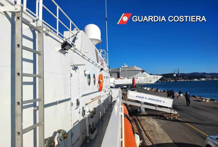 Nave &quot;Roberto Aringhieri&quot; omaggia il Golfo della Spezia