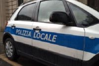 A fari spenti contromano su scooter rubato causa incidente: arrestato dalla Polizia Locale