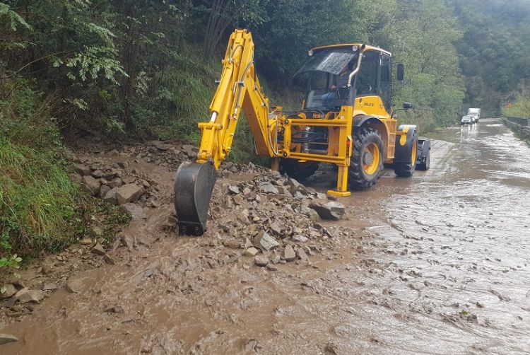 Piccole frane e rami pericolanti, decine di interventi sulle strade provinciali