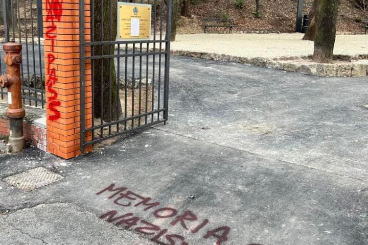 Imbrattato ingresso Parco Rimembranza, Peracchini: &quot;Gesto vergognoso, sta indagando la Polizia Municipale&quot;