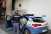 Esagitato in strada, ferisce poliziotto e danneggia volante ed interni Questura: arrestato