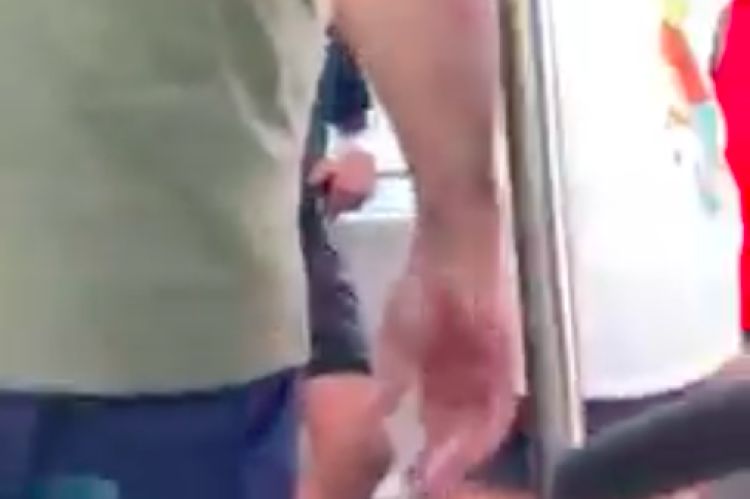 Uomo tira schiaffo ad un ragazzo su un bus, il consigliere regionale Borrelli: &quot;Scena raccapricciante&quot;